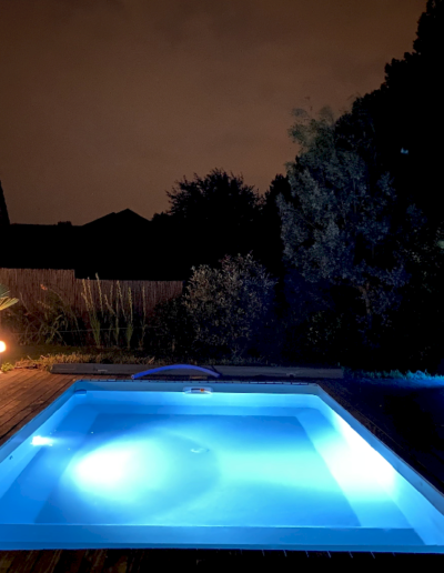 piscine éclairée de nuit