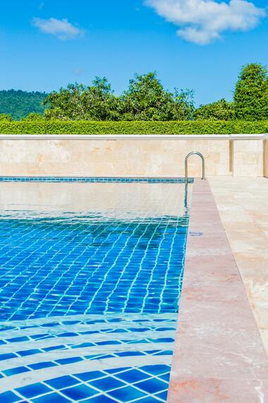 Comment entretenir ma piscine lors de mon absence ?