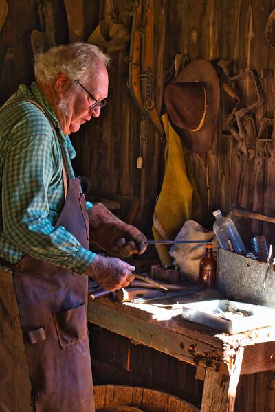 homme qui bricole dans son atelier